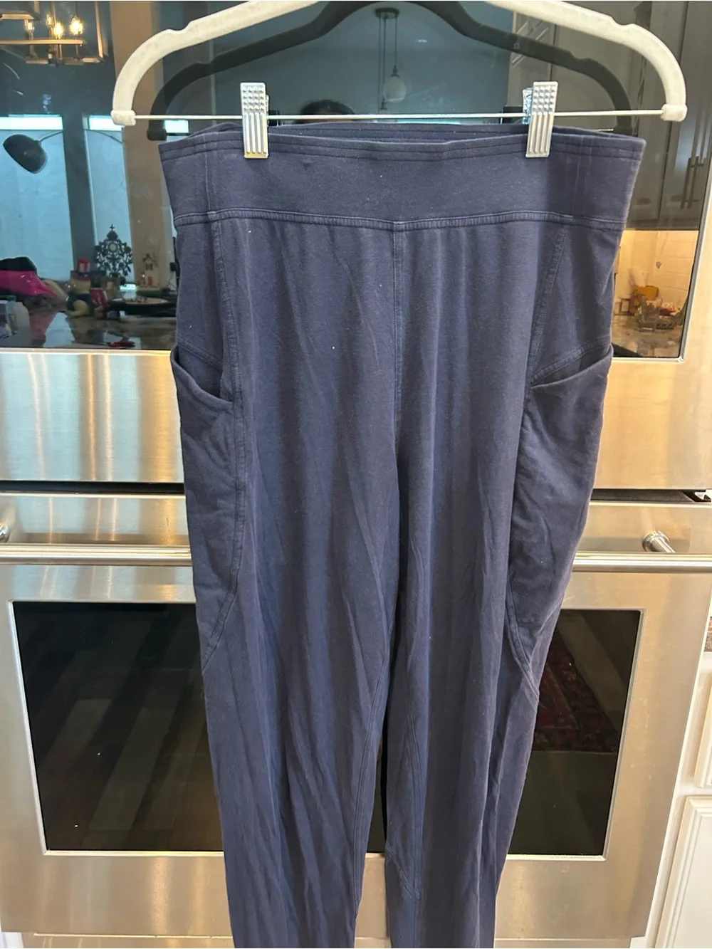 lululemon athletica Joggers size 6 have wear
